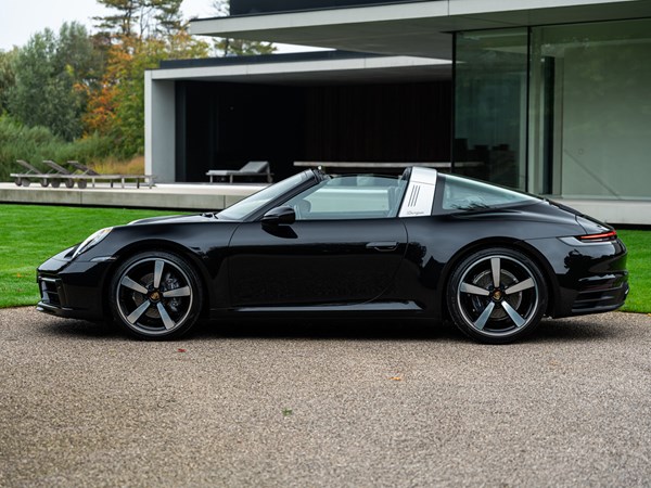 PORSCHE 992. 1 TARGA 4